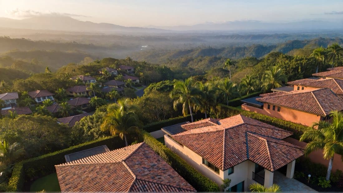 Casas en una ladera de Costa Rica al atardecer.